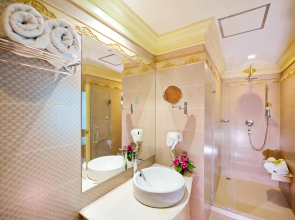Kingston Suites 