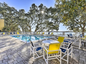 Waterfront Community w/ Perks: Mary Esther Condo