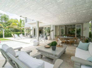 Stylish Fully-staffed Villa Near Beach and Lagoons in Exclusive Golf Resort