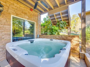 Waterfront Eatonton Escape w/ Private Hot Tub!