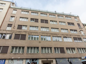 Wenceslas Apt Massage Chair by easyBNB