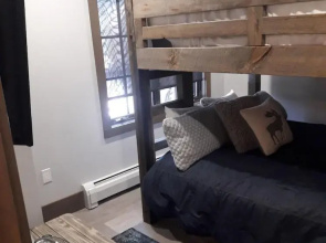 Experience Modern Relaxation & Luxury At Its Best! 2 Bedroom Condo by RedAwning