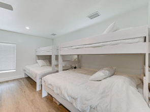 Naples Escape w/ Furnished Patio & Private Pool!