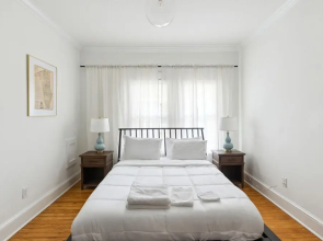 Downtown Delight: Cozy & Pet-friendly Retreat 3 Bedroom Home by RedAwning
