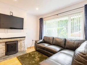 4 bed House - Private Garden - Free Parking