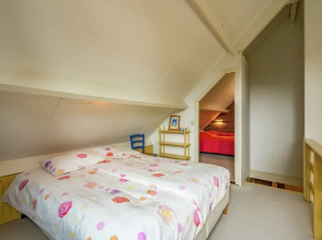 Cozy Holiday Home with Hot Tub in Lauwersoog by Lake