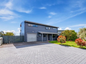 Blue Velvet Cottage - Lake Taupo Holiday Home