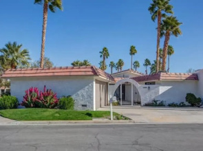 Stylish Condo With Golf Course Views