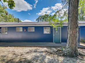 Lakefront Haven: Boat Slip, Deck & Community Pool!