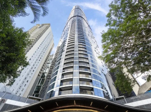 CBD High-rise 1-bed With Pool, Gym & Views