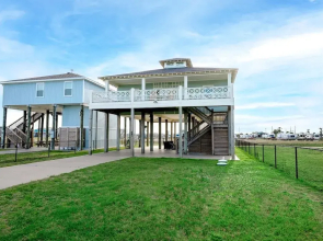 The Beach House 3 Bedroom Home by RedAwning