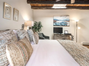 Old Santa Fe Trail - Walk Everywhere, Kiva Fireplace, Amazing Natural Light