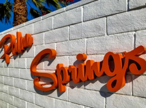 Retro Desert Retreat - Ideal Palm Springs