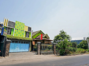 Penginapan Anggrek Syariah 1 by OYO Rooms