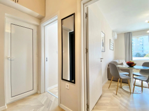 Business & Family Apartment for 6 Guests with Free Parking