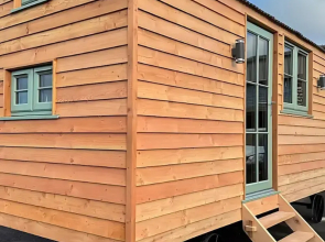 Luxury Shepherds Hut Near Glamorgan Coast
