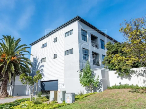 Warm Contemporary 2-bedroom apartment- Blouberg, Cape Town