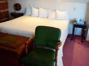 Harbor Haus Inn & Suites