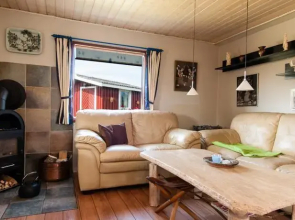 Iris 2 Holiday House