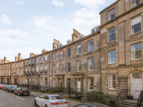 Lovely New Town 2 Bedroom Flat With Fireplace