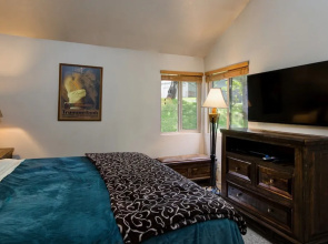 3BR Park City Condo Steps from the Lift by RedAwning