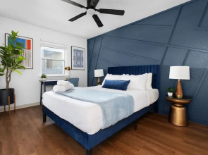 Cozy-Chic 2BR  Patio Ideal for Groups