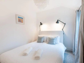 Coal Miners Cottage - Moments to Seafront