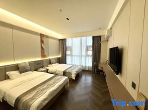 Longsheng Grand Hotel (Fangchenggang High-Speed Rail North Station)