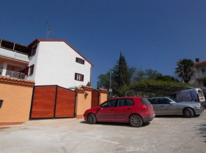 Nice Bungalow With Shared Swimming Pool and Enclosed Garden With Bbq, Pula 5 km Away