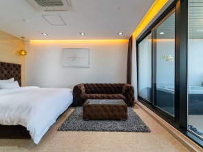 Blue Mango Pool Villa & Resort