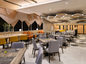 Отель PARKROYAL Suites Bangkok