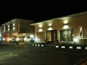 Cromwell Courtyard hotel