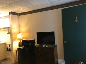 Holiday House Motel