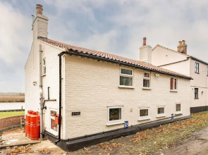 Host Stay Riverside Cottage