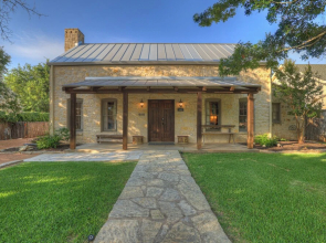 Luxury&location! 1 Blk to Main St With Hottub&firepit