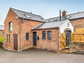 Beautiful 2-bed Cottage in Brampton