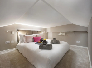 Stunning Arty Apartment & mezzanine