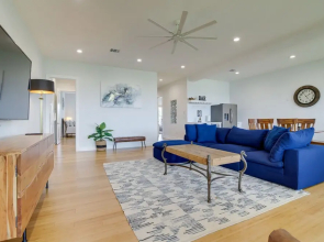 Lago Vista Condo w/ Game Room, Deck & Water Views!