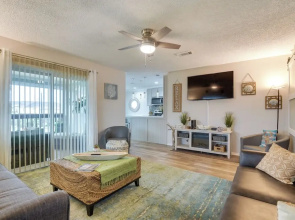 Galveston Getaway w/ Hot Tub: Near Beach!