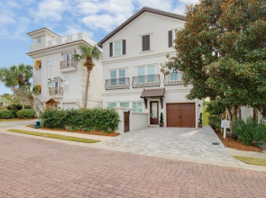 Destin's Gem by Avantstay Steps to the Beach w/ BBQ & Pool