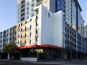 H on Mitchell Apartment Hotel