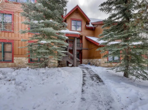 Charming Condo Nestled in the East Keystone Resort Neighborhood, Shuttle to Ski Slopes, Outdoor Pool and Hot Tub