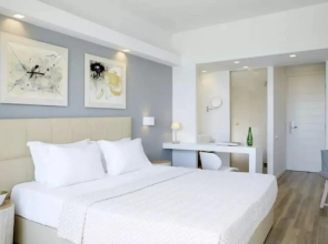 Lichnos Beach Hotel & Suites