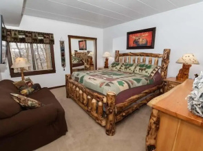 Cozy Seven Springs 1 Bedroom Deluxe Condo with Private Deck by RedAwning - Save 10% on 3 Nights, 15% on 5 Nights!