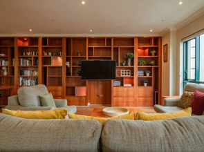 Elegant 4B 2B Unit in Melbourne CBD w/ Parking!