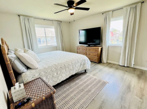 Nash's Landing 3 Bedroom Home by RedAwning