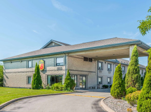 Super 8 by Wyndham Ambassador Bridge Windsor ON