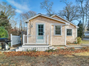 Walk to Monument Beach: Cape Cod Cottage w/ Grill