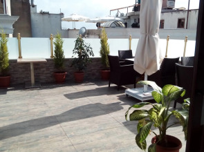 Golden Rain Hotel Old City