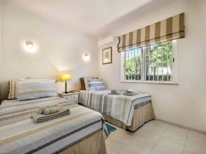 4 Bedrooms Private Pool Close To All Amenities